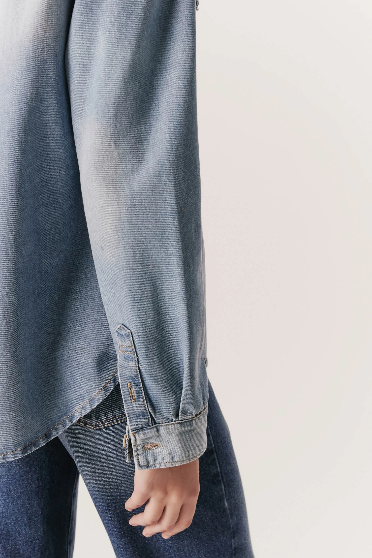 007311_CAMISA_JEANS_BOLSOS_AZULCLARO_ANDREAMARQUES -6-